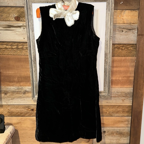 Vintage 1960’s Yonkers Black Velvet Dress 4 6 - Picture 1 of 6